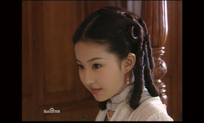 Năm 2003, Lưu Diệc Phi và mẹ Lưu Lợi từ Mỹ trở về thử vai cho bộ phim Gia tộc Kim Phấn